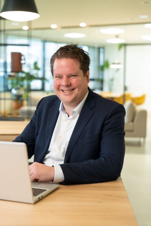 Collega achter laptop, PMO