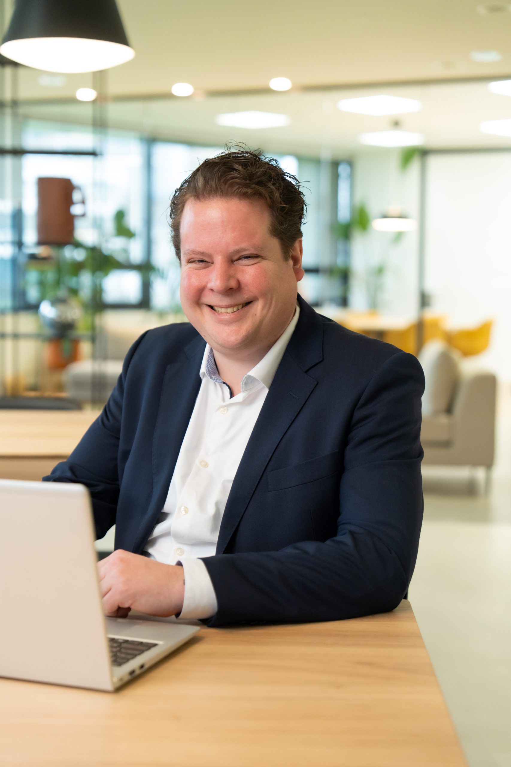 Collega achter laptop, PMO